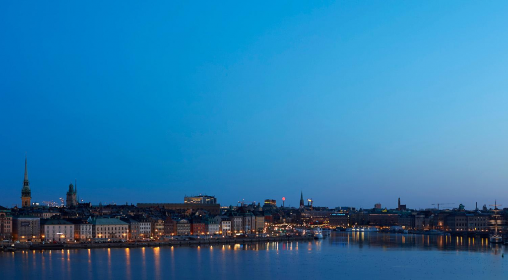 Stockholm på kvällen, från vattnet