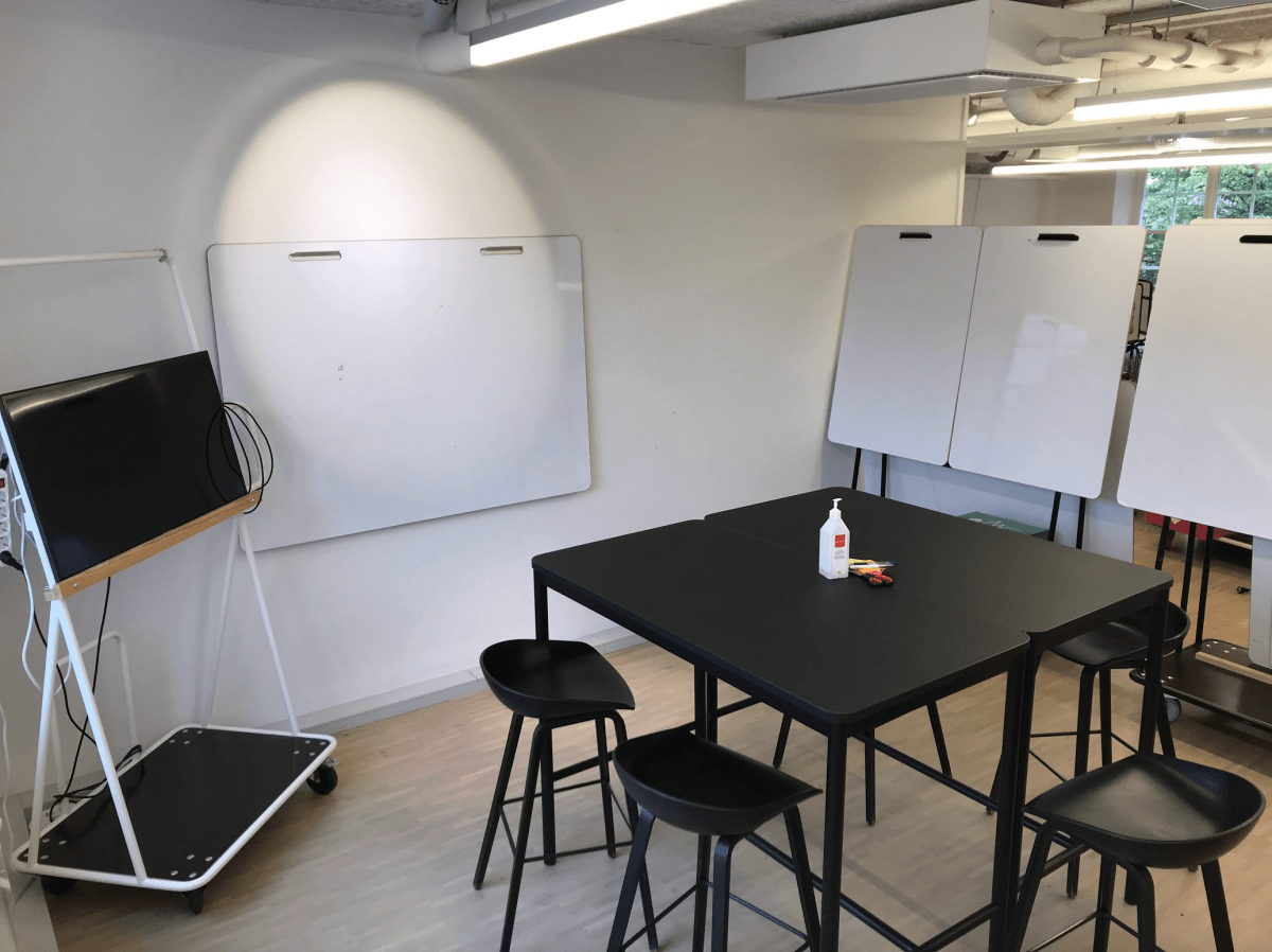 Skärmar och whiteboards för digitalt och fysiskt samskapande i Openlab Stockholms lokaler.