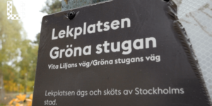 Skylt vid entrén till lekplatsen Gröna stugan i Bredäng.