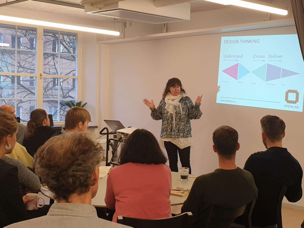 Sofia berättar om design thinking-metodiken i Openlabs masterkurs