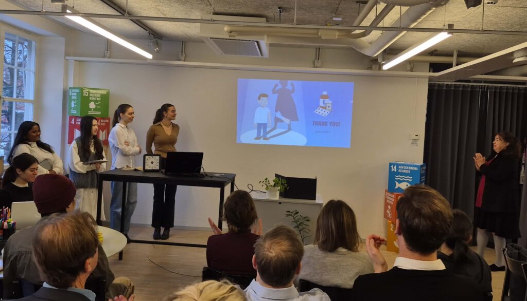 Presentation av ett av studentprojekten i Openlabkursen Innovationer för samhällsutmaningar